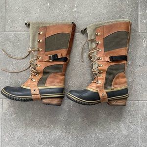 Sorel calf high boots, not lined, more like duck boots for the rain, rubber toe.